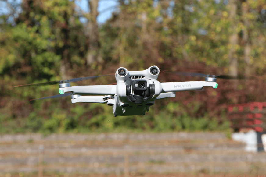 Die Kamera der DJI mini 3 Pro ist waagrecht ausgerichtet.